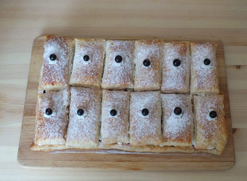 1. Этап. Пирожные с кремом и ягодами: Посыпьте тонким слоем сахарной пудры и украсьте по желанию.