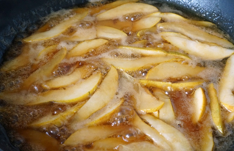 1. Этап. Торт с грушевым кремом: Добавьте груши, обжарьте их на медленном огне до прозрачности, аккуратно помешивая лопаткой, чтобы не повредить.