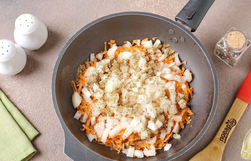 1. Этап. Щи с яблоками: В сковороде разогрейте масло. Выложите тёртую морковь и нарезанный кубиками лук. Добавьте специи (они лучше раскроются при жарке) и готовьте помешивая около 3-5 минут.