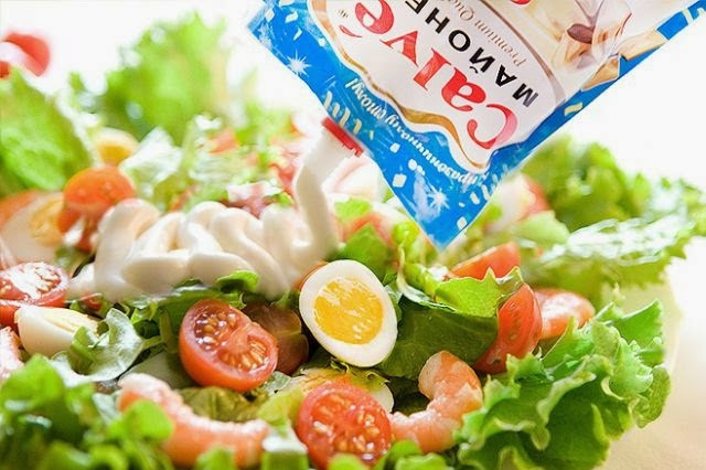 1. Этап. Салат с креветками и яйцом: В качестве заправки - легкий салатный майонез.