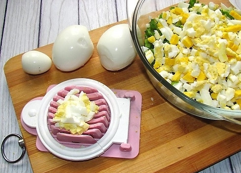 1. Этап. Тарталетки из печени трески: 3. Очистите и нарежьте яйца.