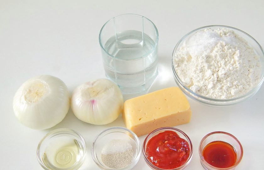 1. Этап. Простая пицца с луком: 1. Подготовьте все необходимые ингредиенты.