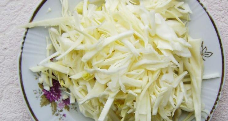 1. Этап. Салат из капусты и огурцов на зиму: Капусту мелко нашинкуйте.