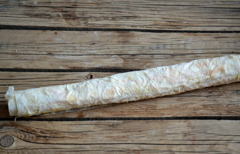 1. Этап. Рулетики из лаваша с корейской морковкой: Заверните лаваш с начинкой в рулет и оставьте минут на 15-20, чтобы он хорошо пропитался и при разрезании не распадался.