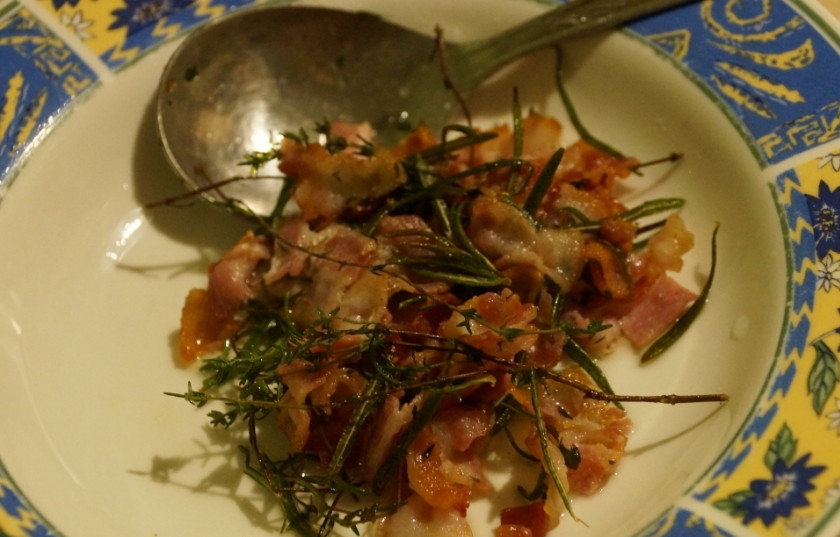 1. Этап. Кролик по-испански: Обжариваем, пока бекон не станет хрустящим, потом отложите на тарелку.