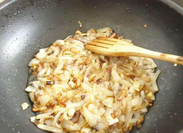 1. Этап. Сочная говядина на сковороде: Лук обжарьте на оставшемся от жарки мяса масле.