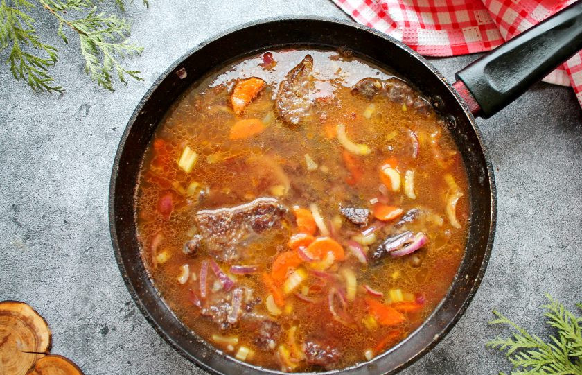 1. Этап. Томленые говяжьи щечки: Влейте в сковороду воду, закройте крышкой и доведите до кипения, снимите с огня.