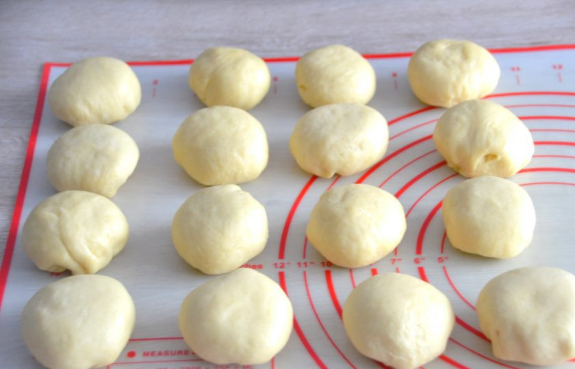 1. Этап. Пирог из рулетиков с разными начинками: Подкатайте каждый кусочек теста в шар, накройте пленкой от заветривания.