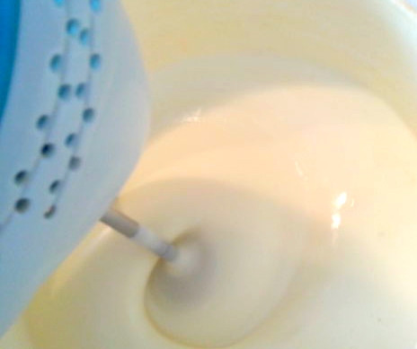 1. Этап. Торт с маскарпоне и вишней: Сперва нам понадобятся яйца, сахар и сок лимона. Смешиваем их в миске и взбиваем миксером подольше. Постепенно вводим через сито муку, не переставая взбивать. Можно добавить ванилин, корицу или мускатный орех по вкусу.