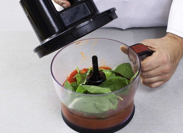 1. Этап. Простой суп из морепродуктов в мультиварке: Снимите с помидор кожицу, промойте базилик и измельчите их в пюре с помощью блендера. Добавьте оливковое масло, уксус, перец и соль и хорошо перемешайте.