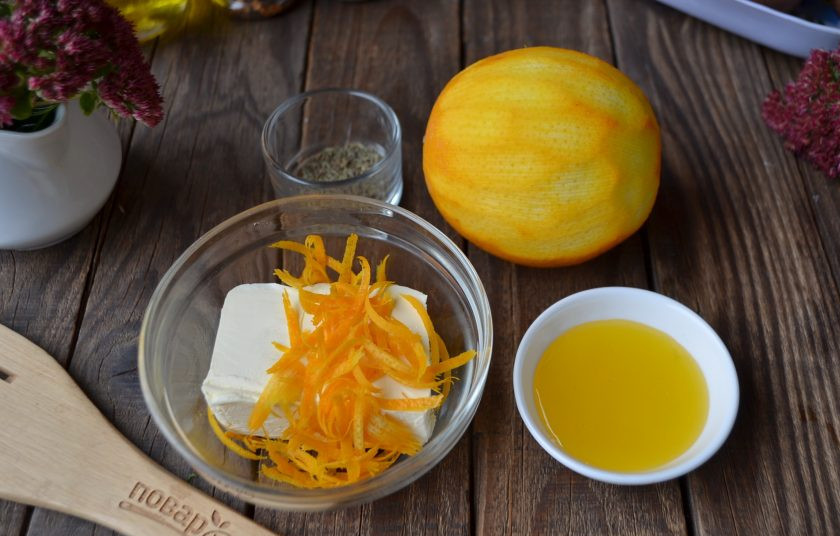 1. Этап. Жареный цыпленок целиком: Мягкое сливочное масло соедините с цедрой одного небольшого апельсина, медом и тимьяном.