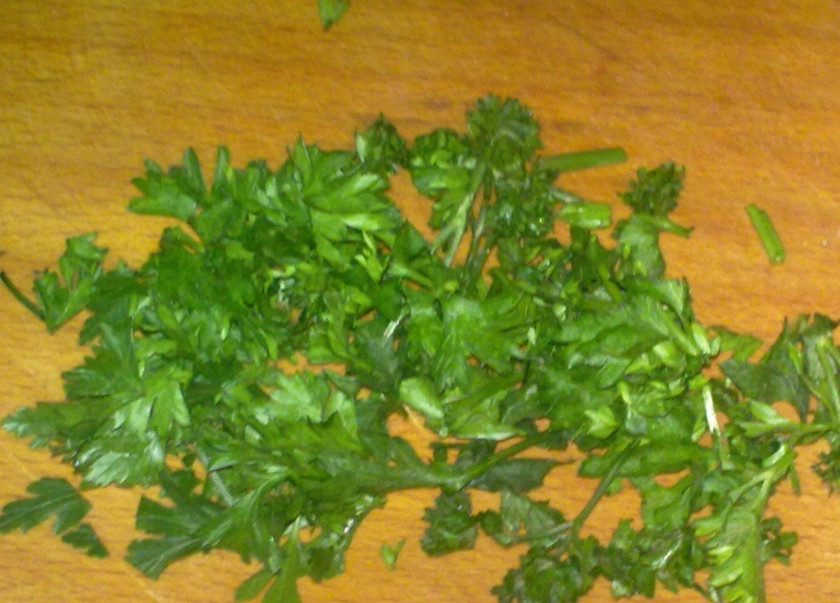 1. Этап. Мясные рулетики с черносливом: Измельчить зелень петрушки.