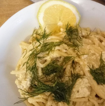 1. Этап. Спагетти с тофу, чесноком и лимоном: Посыпать укропом (факультативно ). Разложить по тарелкам. Можно подавать. Приятного аппетита.