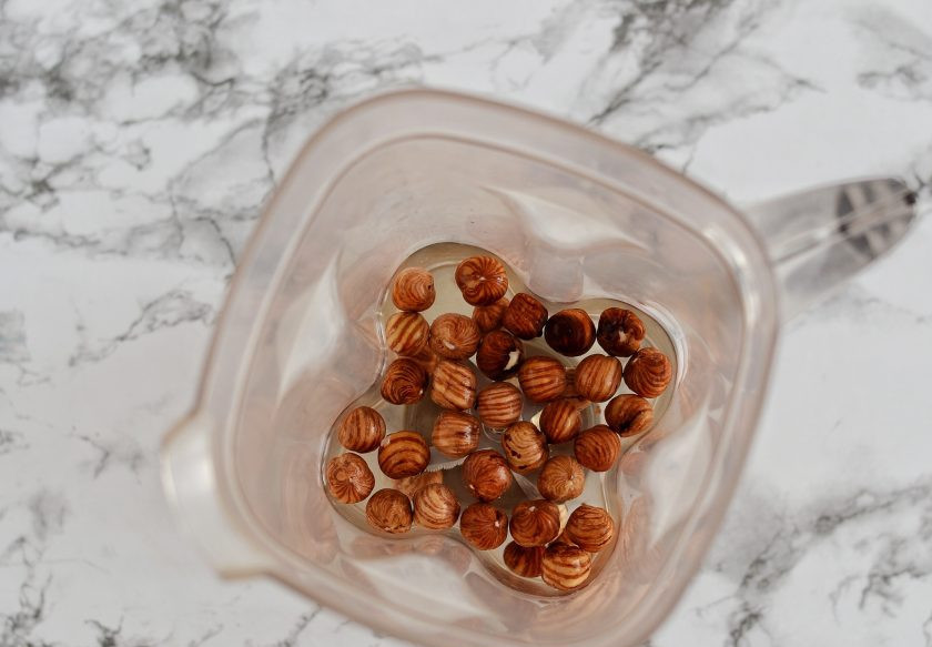 1. Этап. Молоко из фундука: Измельчите в блендере фундук, сироп топинамбура, воду и ванильный сироп.