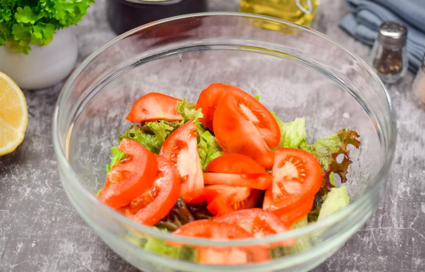 1. Этап. Салат с жареной куриной грудкой и овощами: Следом вымойте, просушите и крупно нарежьте дольками помидоры.