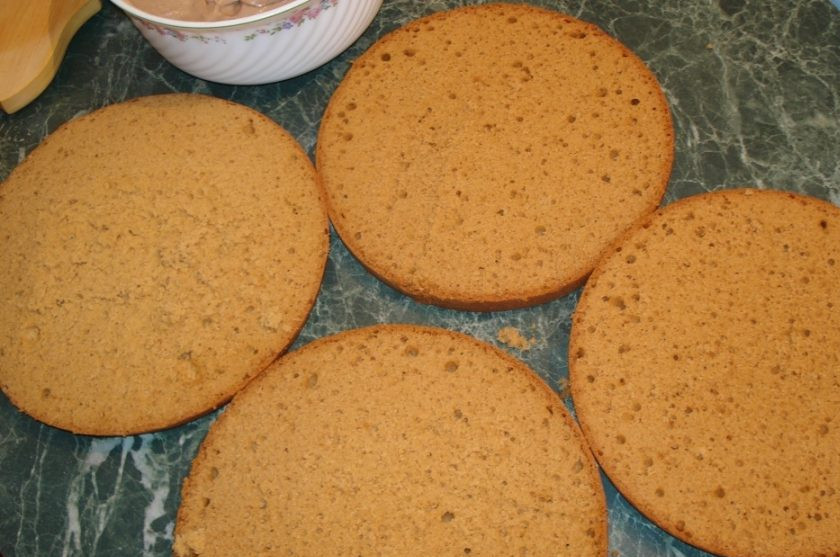 1. Этап. Бисквитные коржи: Потом дайте настояться бисквиту 10 минут с закрытой крышкой и ещё столько же с открытой. Разрежьте изделие на несколько коржей. Приятного чаепития!