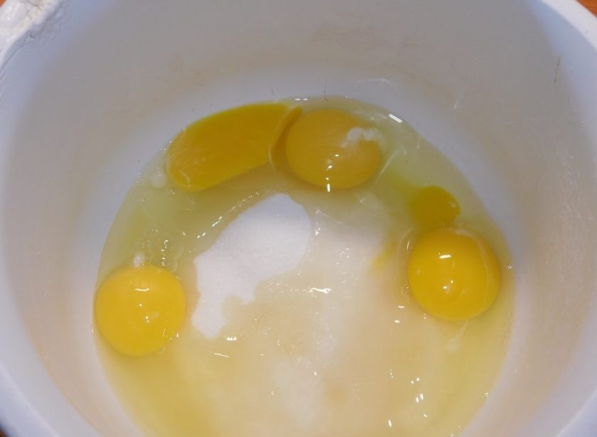 1. Этап. Торт Сладкая жизнь: Взбейте яйца с сахаром.