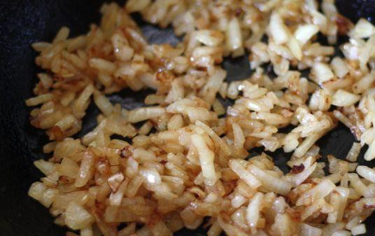 1. Этап. Вермишель с орехами: Лук мелко нарезать и обжарить в масле до полуготовности. Добавить специи и хорошенько перемешать.