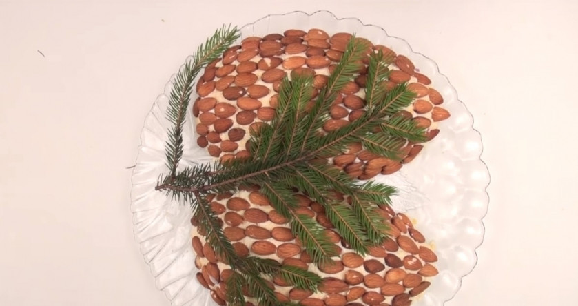 1. Этап. Салат Еловые шишки: 9. Готовый салат ставим в холодильник, чтобы настоялся и пропитался, и подаем к столу. Приятного аппетита!