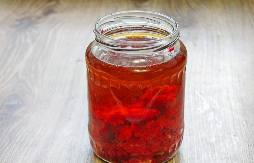 1. Этап. Настойка из кизила: Переложите кашицу в банку и влейте коньяк, перемешайте.