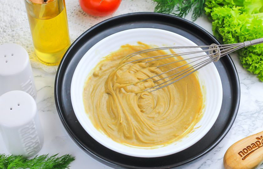 1. Этап. Горчица на сахаре Для сильных духом: Тщательно вымешайте соус венчиком или вилкой, чтобы горчичный порошок полностью пропитался жидкостью.