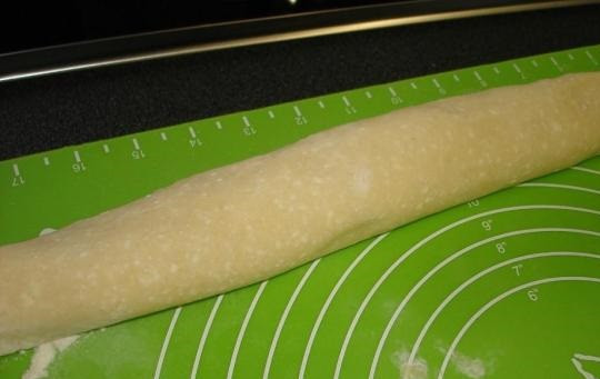 1. Этап. Творожно-песочное тесто: 6. Наиболее простой вариант, как приготовить творожно-песочное тесто - это печенье. Раскатайте пласт средней толщины, присыпьте сахаром с корицей, например, и скатайте в рулет.