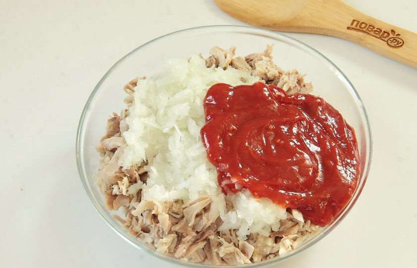 1. Этап. Закуска Цветущее кольцо Кесадильи: Добавьте измельченную луковицу, соль по вкусу и соус. Я использовала обычный острый кетчуп. Если любите поострее, добавьте красный жгучий перец.