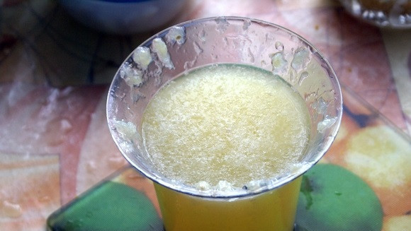 1. Этап. Сироп для газировки: 4. Из всех лимонов нужно выжать сок. При желании можно добавить также сок 1-2 апельсинов, например.