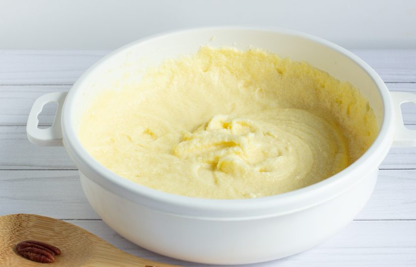 1. Этап. Пирожные с орехами пекан: Масло взбейте с сахаром, ванильным сахаром и солью. По одному добавляйте яйца и взбивайте после каждого яйца до однородности. Должна получиться вот такая воздушная масса.