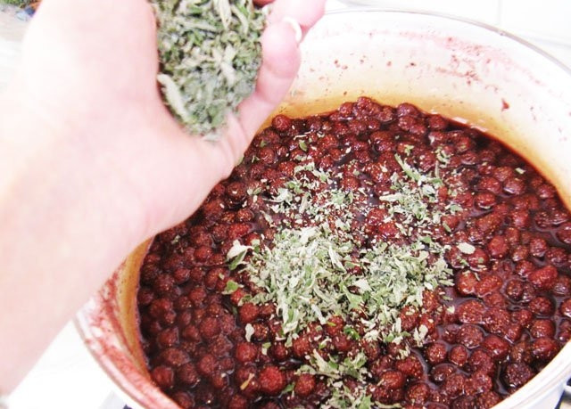 1. Этап. Земляничное варенье в сиропе: Потом снова поставьте на огонь и варите минут 5, снимая пенку. Когда будете повторять процесс в третий раз, добавьте свежую мяту.