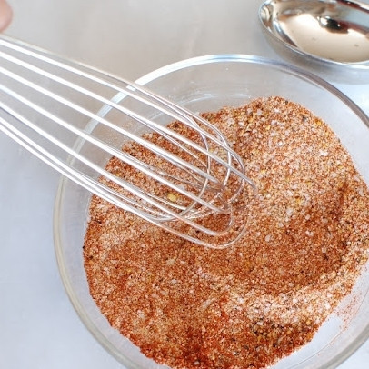 1. Этап. Паста с жареными креветками и лимонно-чесночным маслом: Смешаем все специи - паприку, соль, перец и чесночный порошок.