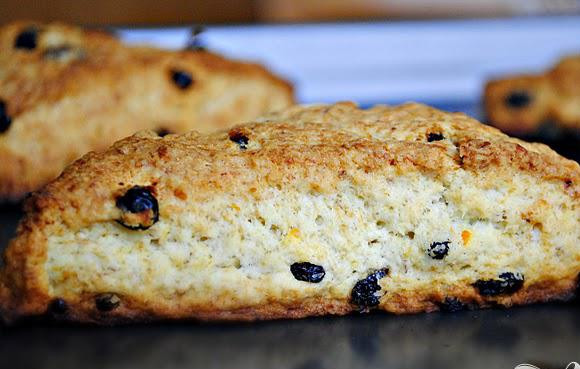 1. Этап. Апельсиново-смородиновые пирожные: 3. Выложить полученные треугольнички на противень, выстланный пергаментом. Смазать верхушку и стороны растопленным сливочным маслом. Выпекать пирожные до светло-золотистого цвета примерно около 14-18 минут, в зависимости от вашей духовки. Выложить готовые пирожные на решетку и дать слегка остыть. Подавать пирожные с маслом или глазурью.