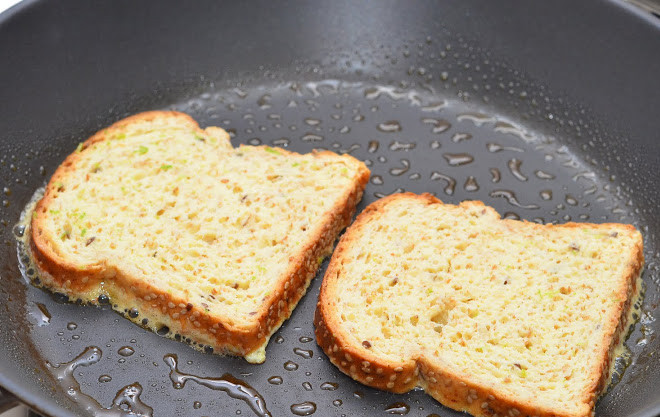1. Этап. Тосты на сковороде: Сковородку разогреваем, смазываем ее сливочным маслом или вливаем оливковое масло и кладем ломтики. Обжариваем их на среднем огне до румяности.