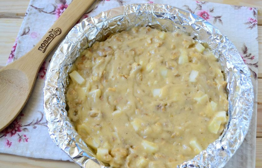 1. Этап. Яблочная блонди с пряностями: Тесто переложите в форму для запекания и отправьте в духовку на 40-45 минут (температура 180 градусов).