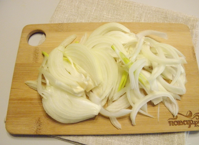 1. Этап. Заливной пирог с рыбными консервами: Луковицу порежьте тонкими полукольцами. Помните её немного руками, чтобы она стала мягче.