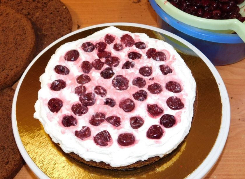 1. Этап. Торт Михалыч: Смажьте кремом и выложите ягоды вишни.