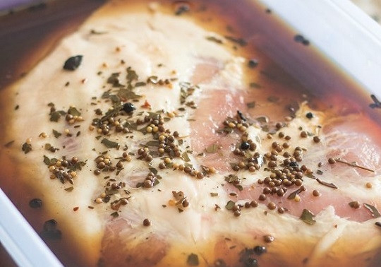 1. Этап. Ветчина без ветчинницы: 3. Уберите в холодильник на неделю. Да, да, именно на такой промежуток времени. В оригинальном рецепте рекомендовали держать мясо 12-14 дней, но я думаю, что недели будет вполне достаточно. Сверху можно установить утяжелитель, чтобы свинина все время была покрыта маринадом.