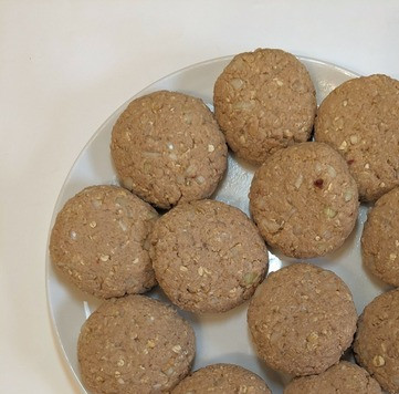 1. Этап. Котлеты из тунца и овсянки: Налепить котлеты, у меня получилось 12 штук, но лучше сделать поменьше размером.