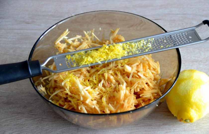 1. Этап. Польский пирог с яблоками и безе: Натрите яблоки на крупной терке, добавьте цедру лимона.
