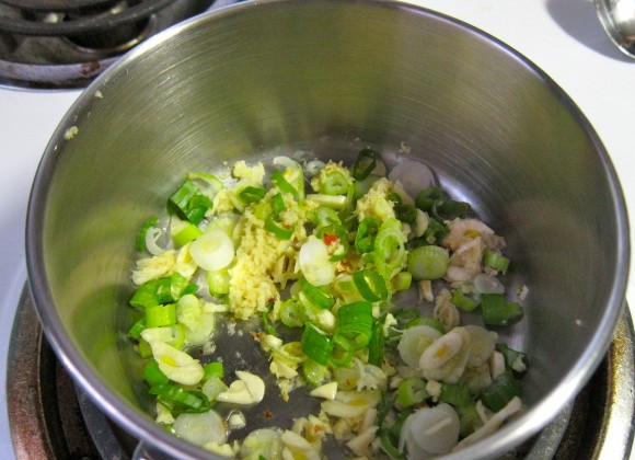 1. Этап. Маринад для ребрышек на гриле: 1. Чтобы лучше раскрыть все ароматы маринада, на сковороде необходимо разогреть растительное масло. Очистить чеснок и имбирь, измельчить и отправить на сковороду. Добавить щепотку хлопьев и измельченный зеленый лук. Обжарить, постоянно помешивая, до появления аромата. Также в рецепт приготовления маринада для ребрышек на гриле можно использовать лук.