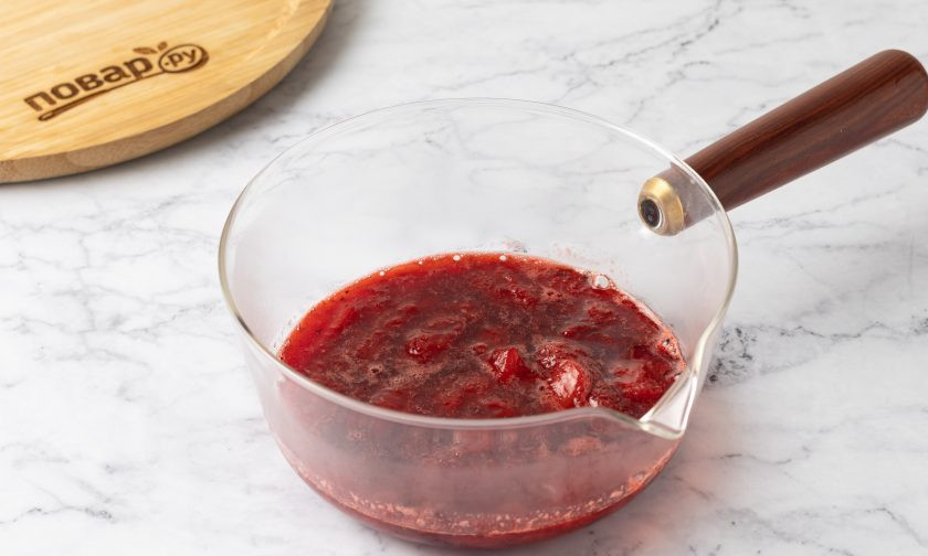 1. Этап. Варенье из клубники со стевией: Затем убавьте температуру и варите еще 10-15 минут до загустения. Периодически помешивайте.