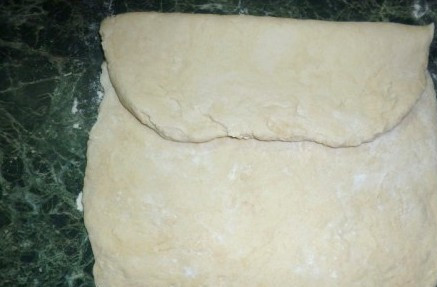 1. Этап. Пирожки из бездрожжевого теста: Тесто сверните на одну треть.