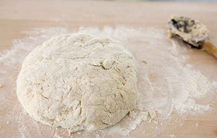 1. Этап. Овсяный хлеб: 3. Выложите тесто на присыпанную мукой поверхность и обомните несколько раз, сформируйте из него круглый хлеб.