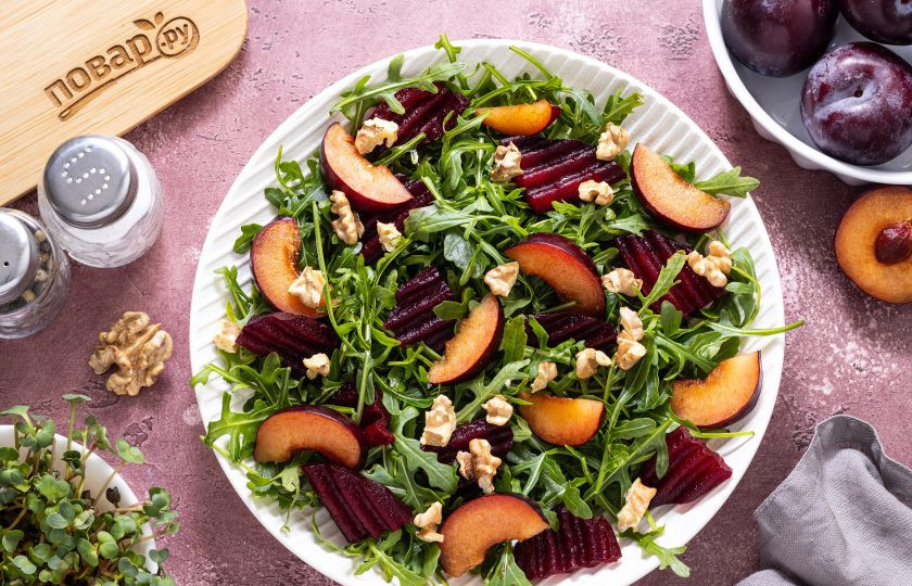 1. Этап. Салат со сливами и свеклой: Грецкий орех подсушите на сковороде и крупно порубите.