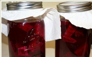 1. Этап. Квас из свеклы: Затем раскладываю свеклу по баночка, заливаю кипятком так, чтобы в банке оставалось немного места для брожения. Добавляю сахар и ржаной хлеб (ломтиками). Затем накрываю марлей или плотной салфеткой, кладу сверху крышечку и оставляю настаиваться на 3-5 дня в самой теплой комнате. Во время брожения будет появляться пенка. Ее обязательно нужно снимать.