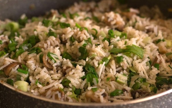 1. Этап. Рис с грибами: 8. Перед подачей добавьте в рис с грибами свежую зелень. Приятного аппетита!