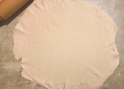 1. Этап. Грушевый пирог Дор Блю: 2. Пласт теста разморозить, сложить в квадратик и раскатать в круг по диаметру формы, оставляя края для бортиков. У меня форма диаметром 26 см.