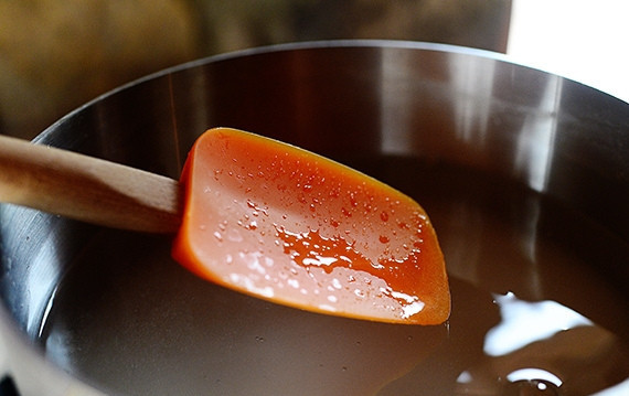 1. Этап. Лимонад домашний: Смешайте в чашке воду с сахаром.