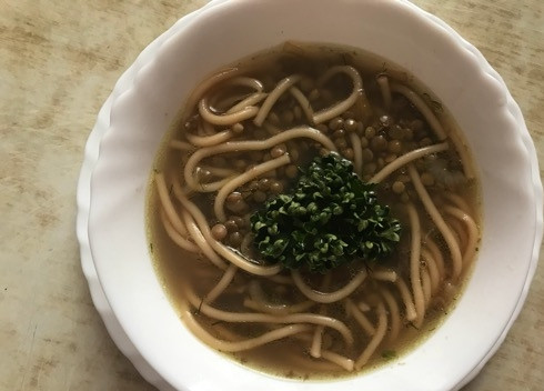 1. Этап. Ливанский чечевичный суп: 6. Готовый суп разлейте по тарелкам и украсьте петрушкой. Приятного аппетита!