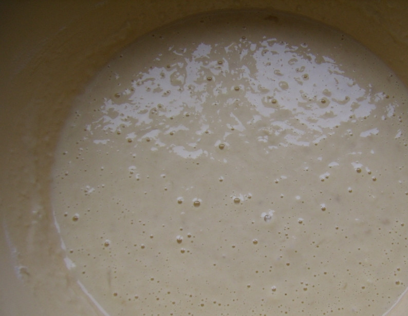 1. Этап. Тесто для сосисок в тесте: Замешиваем тесто, как на оладьи.